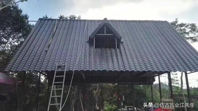 還在為舊房屋面翻新承重問題考慮嗎？樹脂小青瓦幫你解決承重
