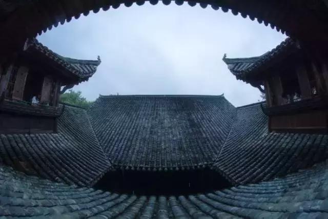 青瓦灰墻,高瓴飛檐,處處消磨時(shí)光