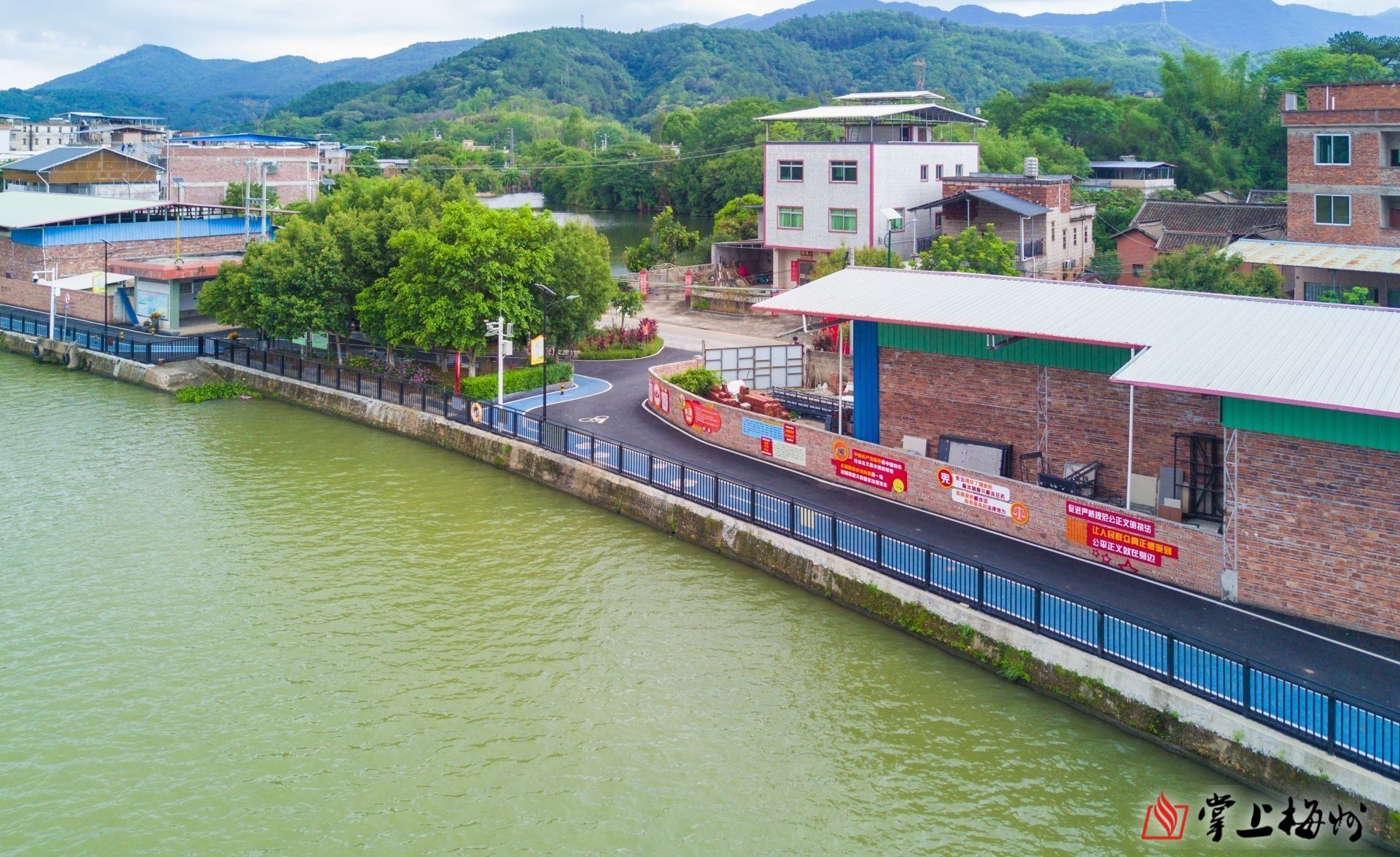 ↑長(zhǎng)沙圩鎮(zhèn)碧道鋪設(shè)了瀝青并劃分跑道和自行車道,“顏值”再獲提升。(林翔 攝)